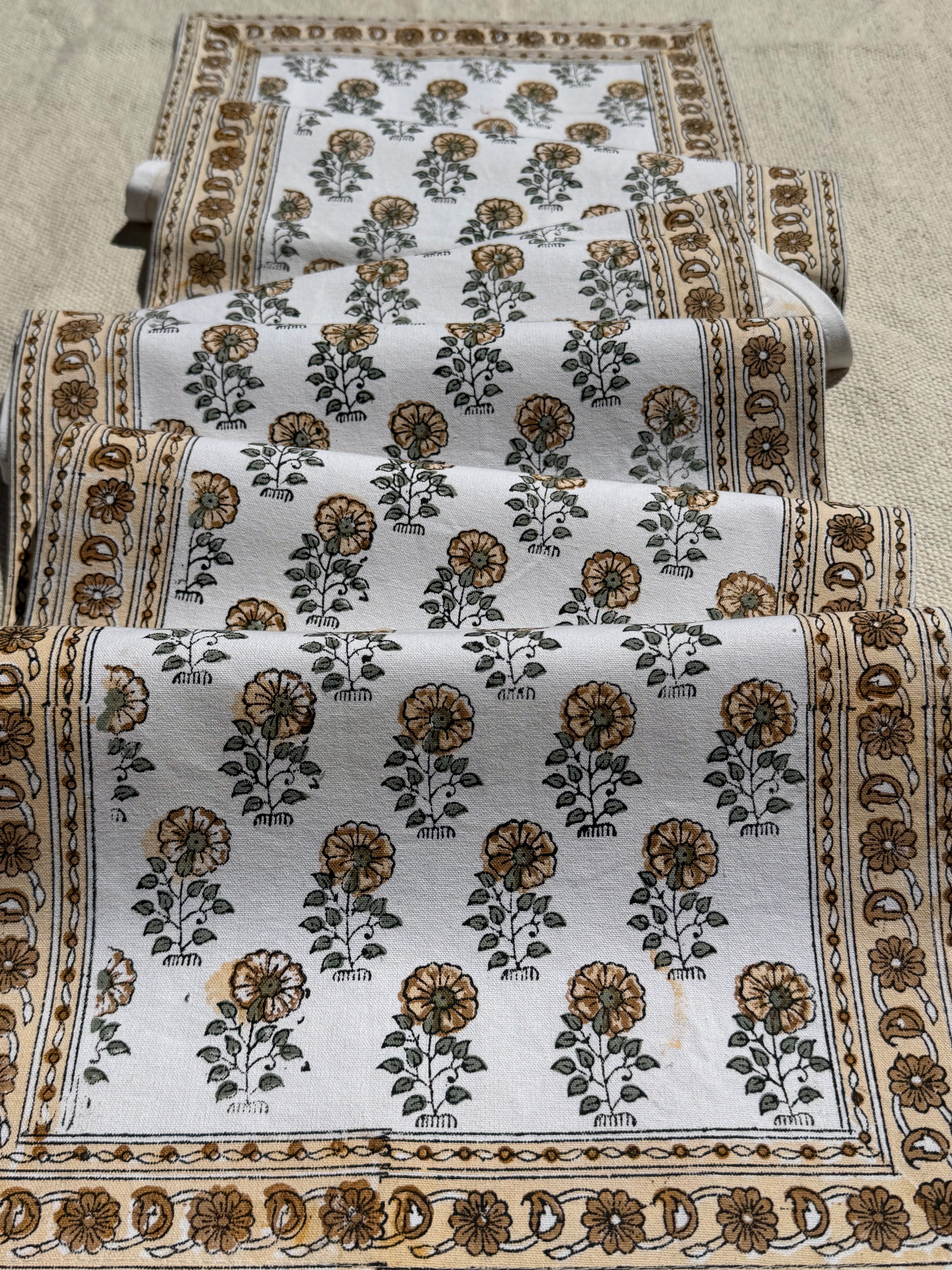 Primrose — Classic Table Runner