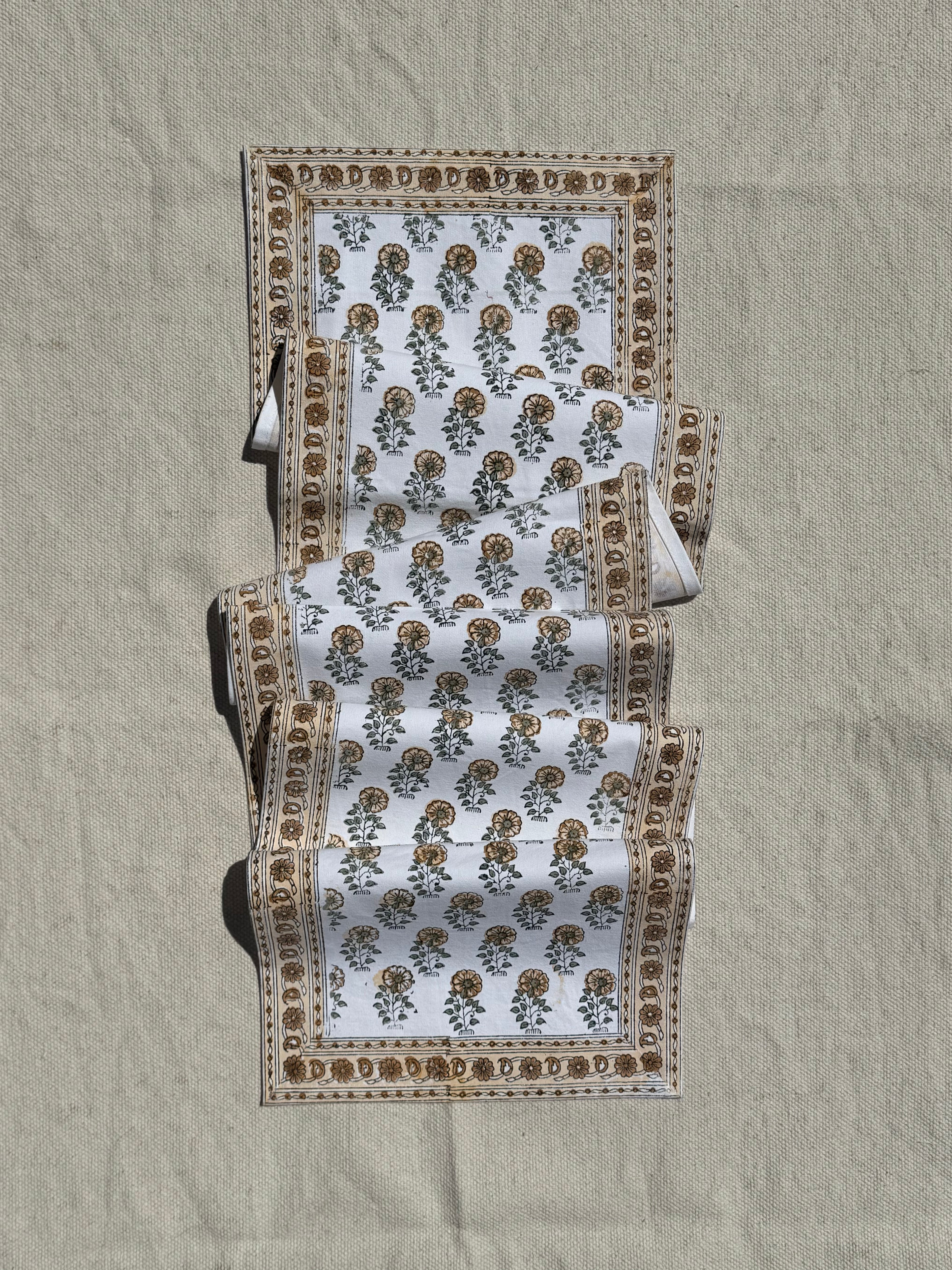 Primrose — Classic Table Runner