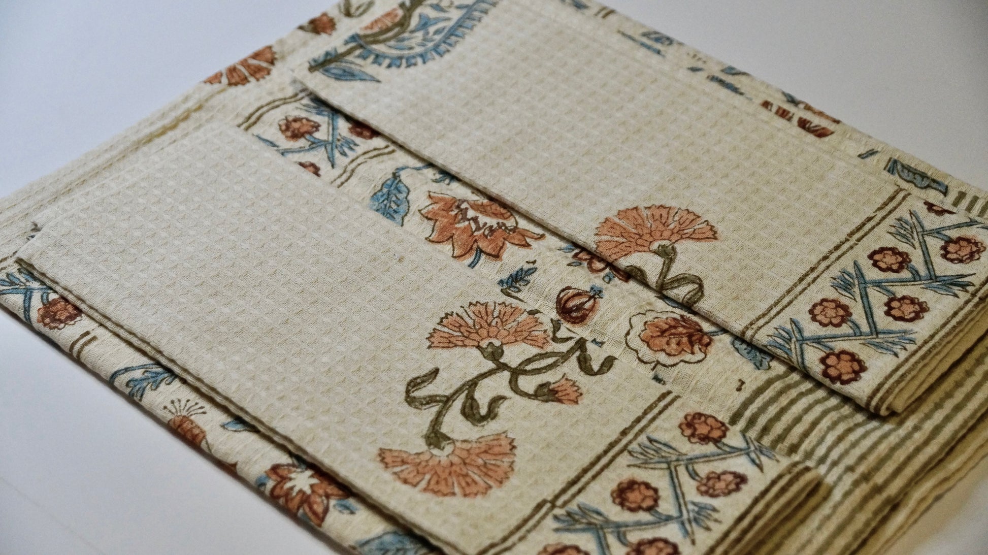 Carnation Charm Bath Towel Set