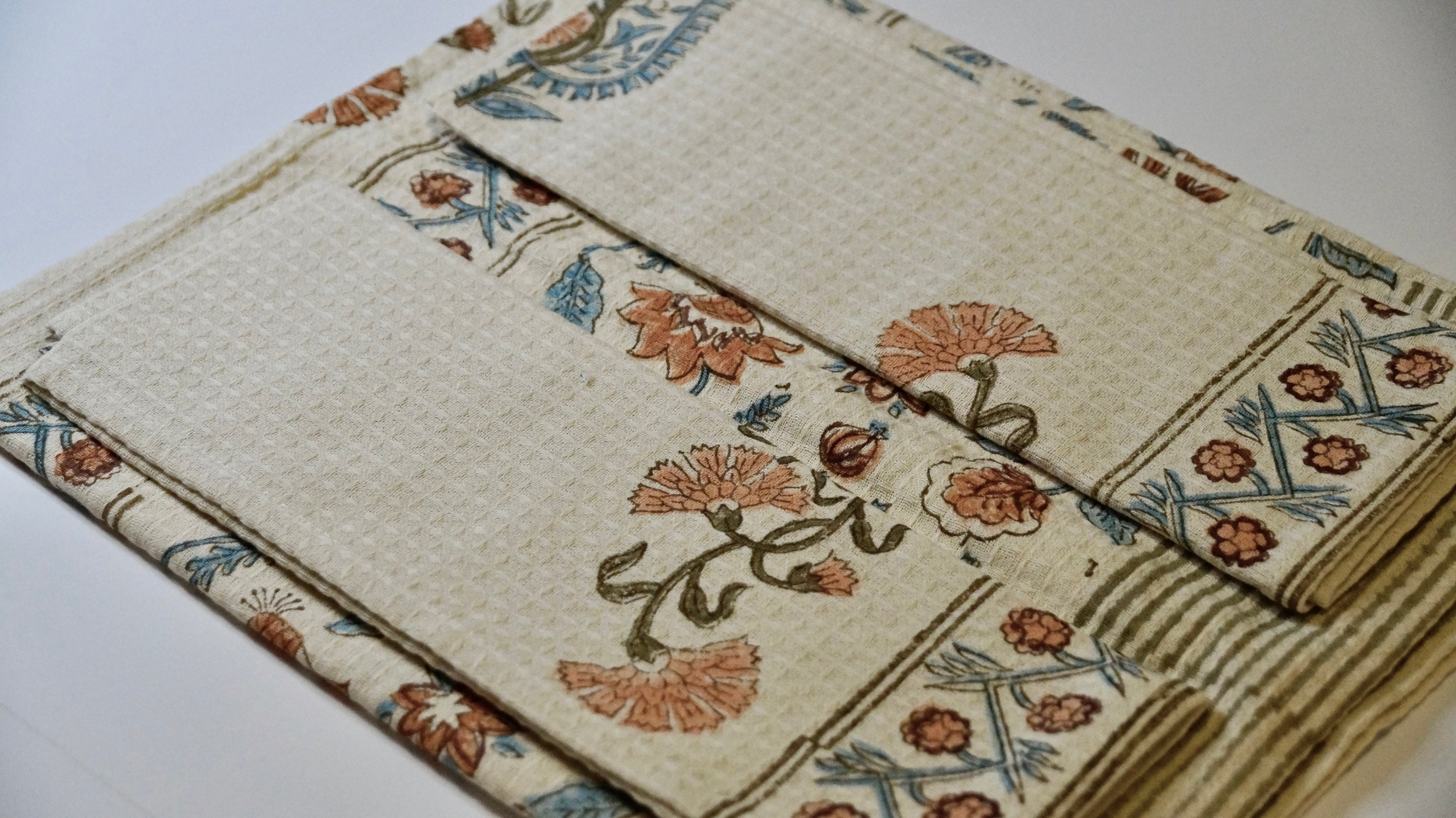 Carnation Charm Bath Towel Set